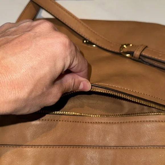 Liz Claiborne camel tan purse gold metal shoulder strap adjustable side pockets​ - Picture 10 of 12